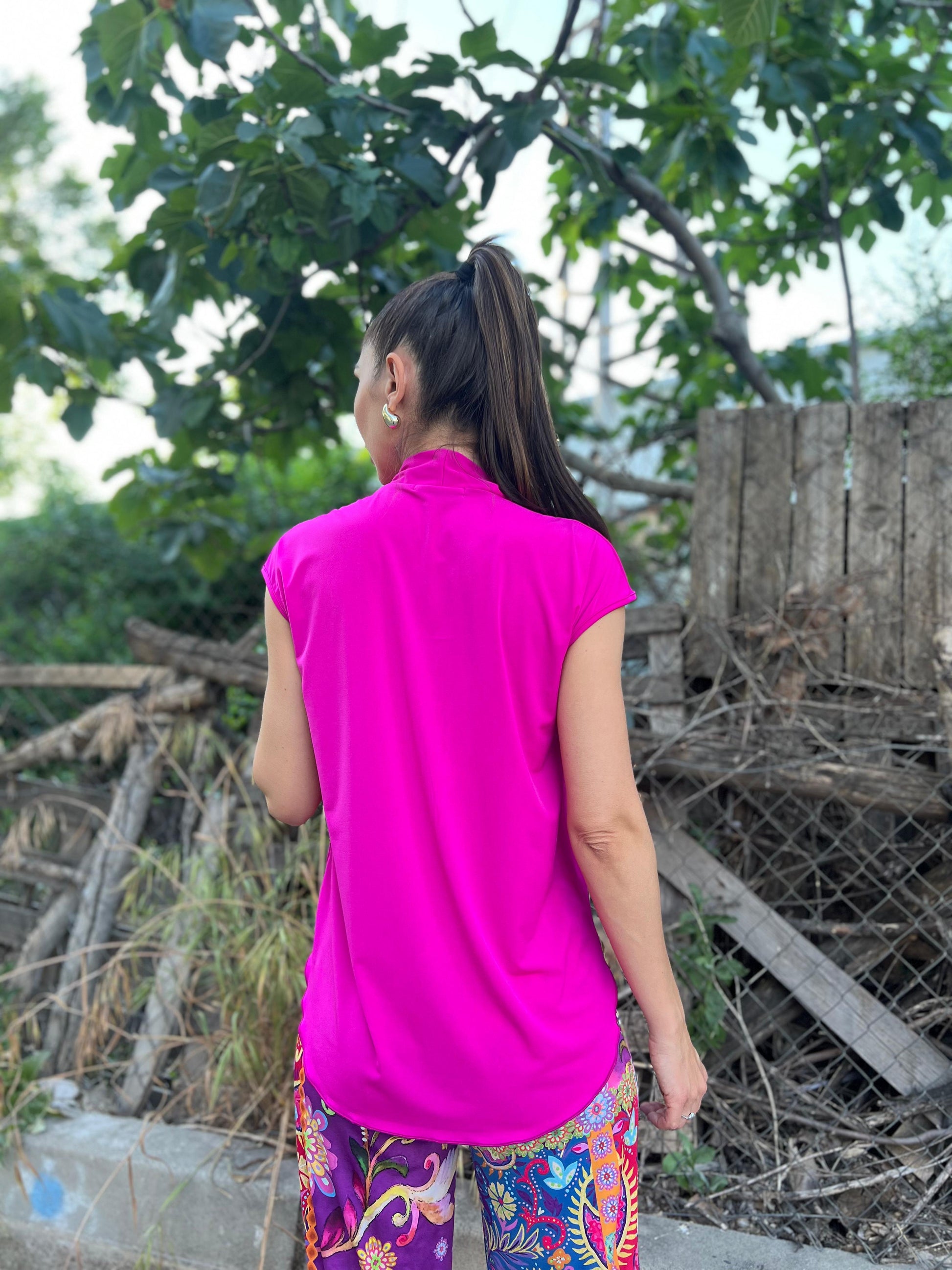 Top manga caída escote pico fuxia-3